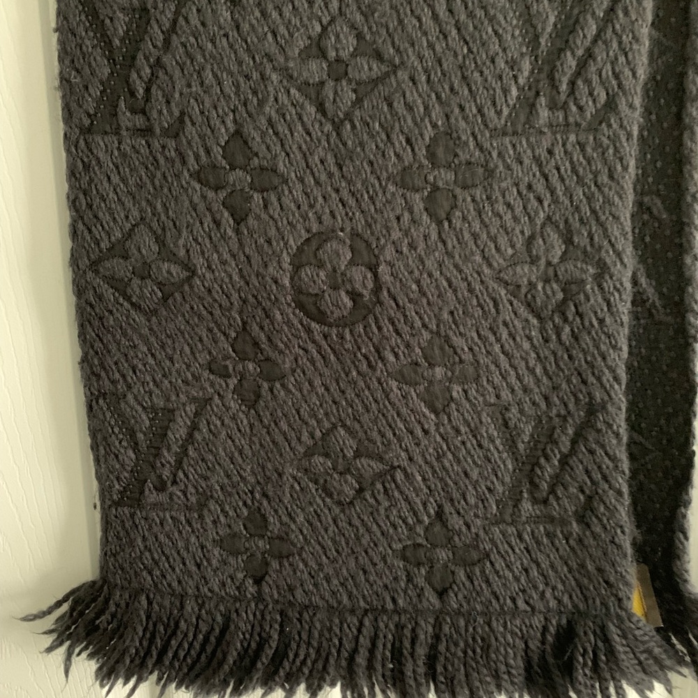 Louis Vuitton Black Textured Scarf- warn, in good condition-100% authentic